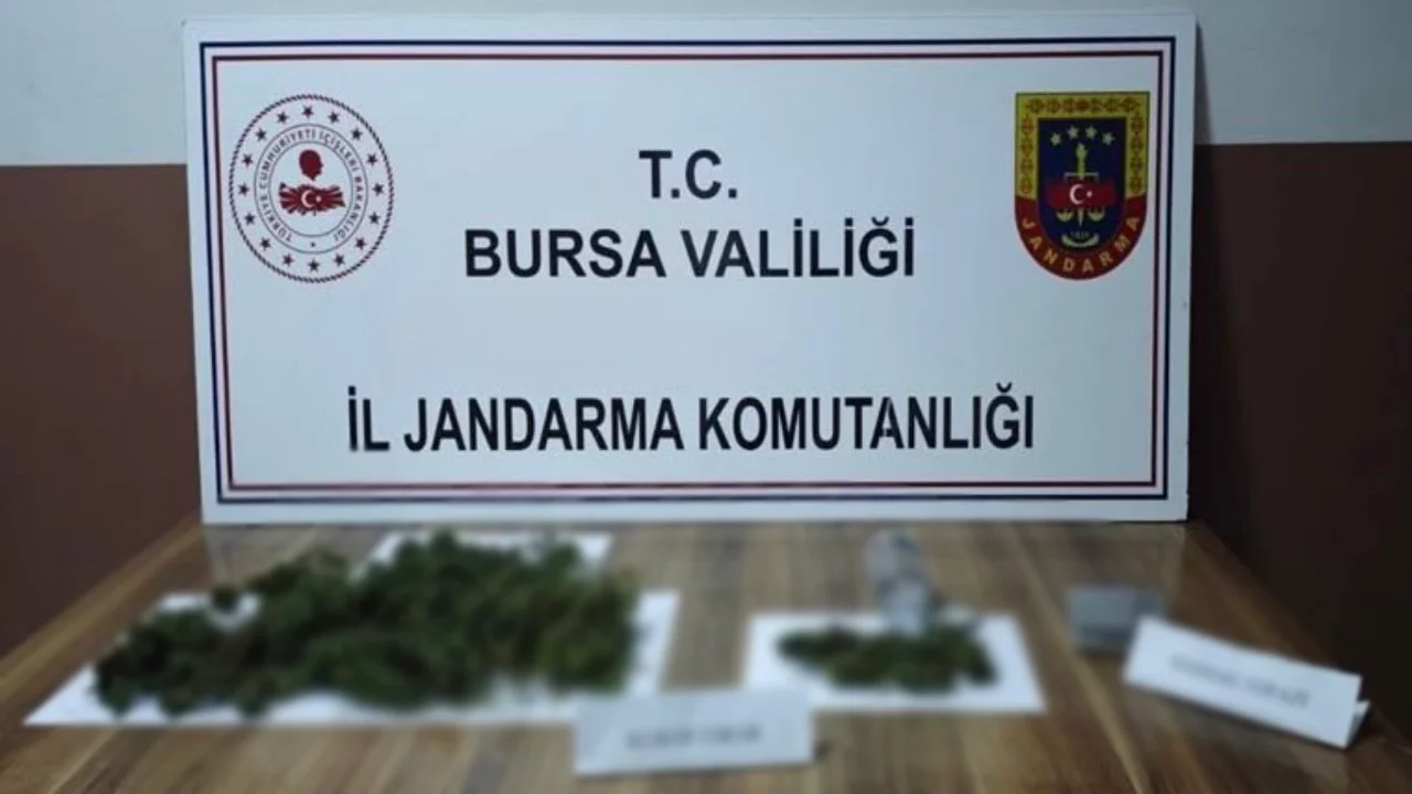 İneg&ouml;l'de jandarmadan uyuşturucu operasyonu! 1 kilo esrar ele ge&ccedil;irildi..