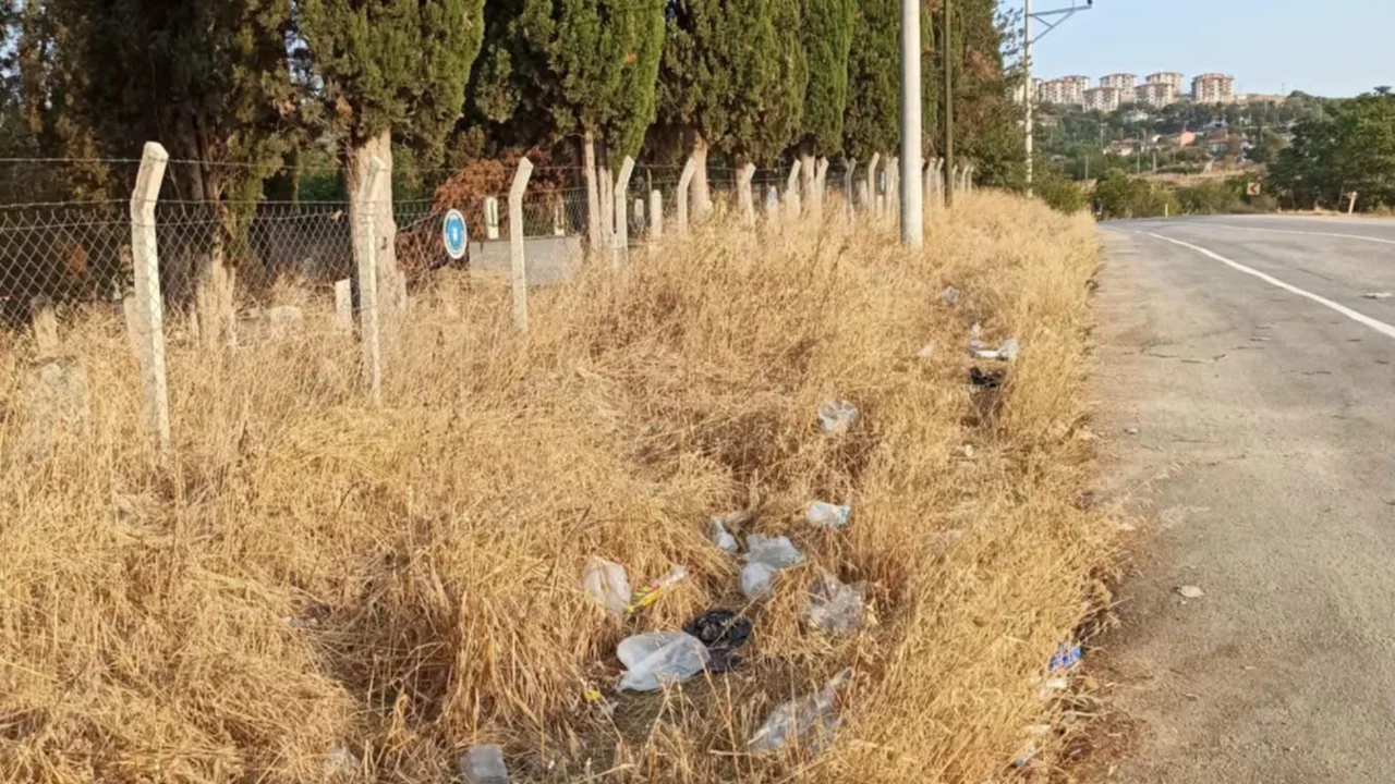Bursa'da mezarlık &ccedil;evresinde tepki &ccedil;eken g&ouml;r&uuml;nt&uuml;! "Her geldiğimde utanıyorum"
