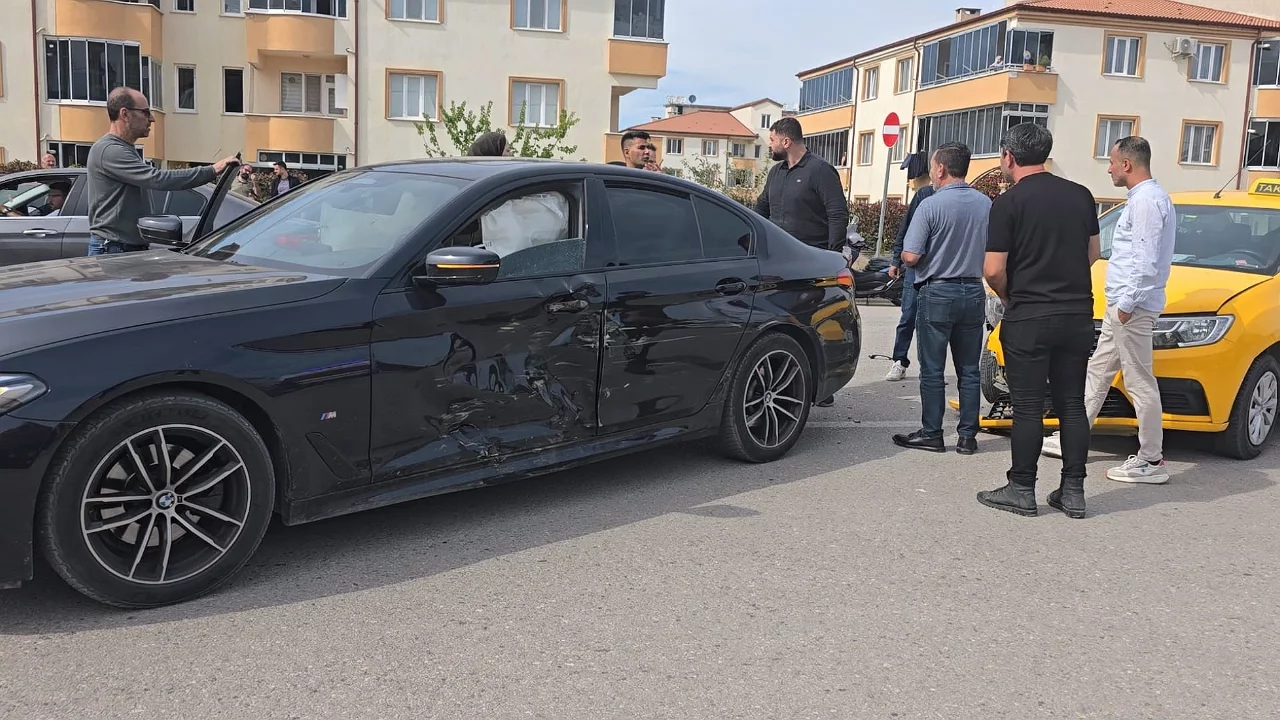 Bursa'da taksi ile otomobil &ccedil;arpıştı: 2 yaralı