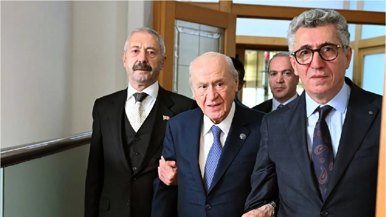 Bah&ccedil;eli devreye girdi: Sarallar ve Şahinler'den MHP merkezinde barış pozu