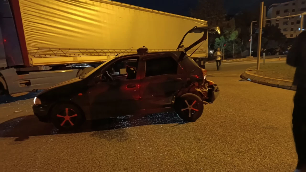 Bursa'da gece saatlerinde kaza! TIR otomobille çarpıştı...
