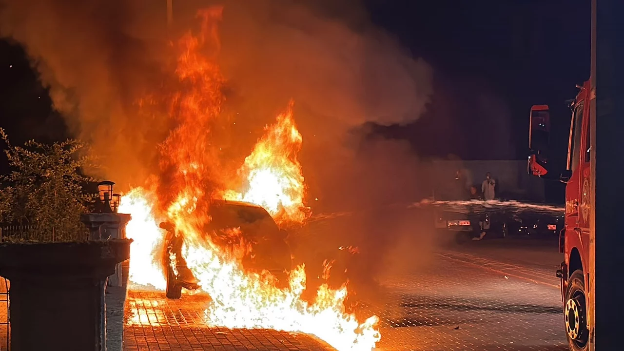 Park halindeki otomobilde &ccedil;ıkan yangın s&ouml;nd&uuml;r&uuml;ld&uuml;