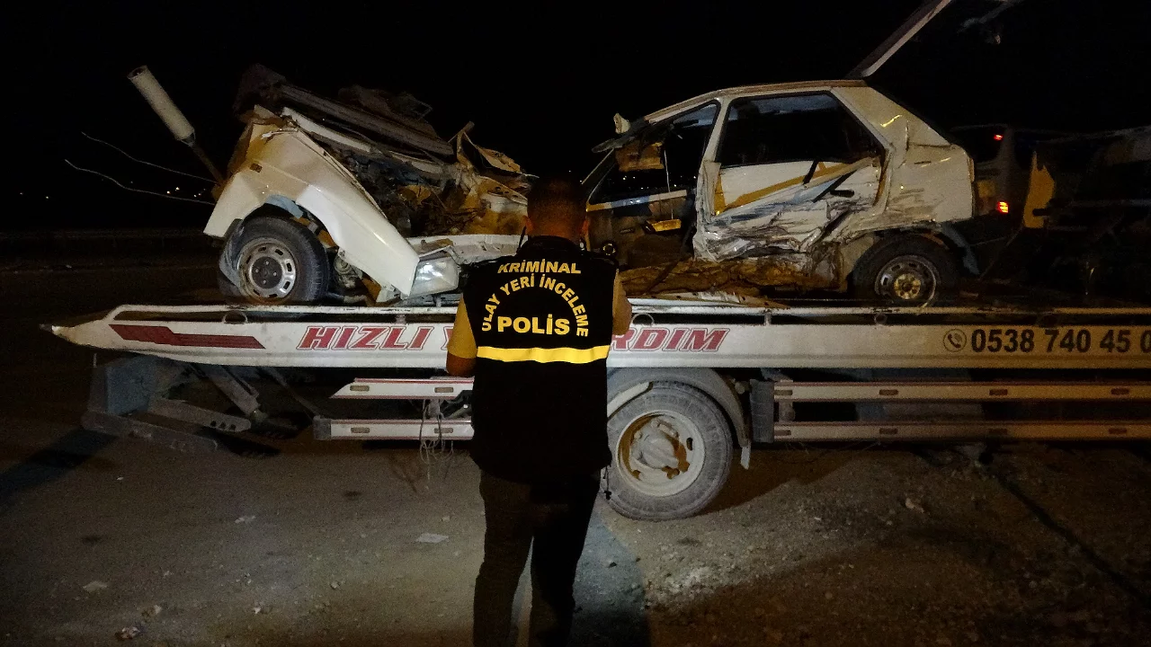İkiye b&ouml;l&uuml;nen otomobilin s&uuml;r&uuml;c&uuml;s&uuml; hayatını kaybetti