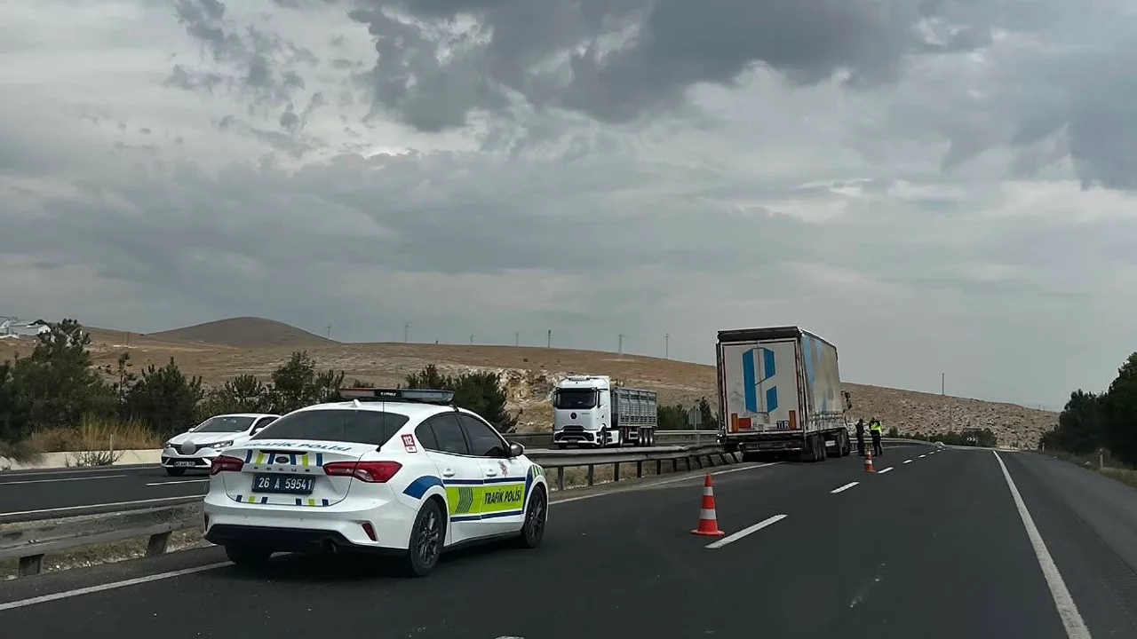 Tır bariyerlere çarptı: Şans eseri yaralanan olmadı