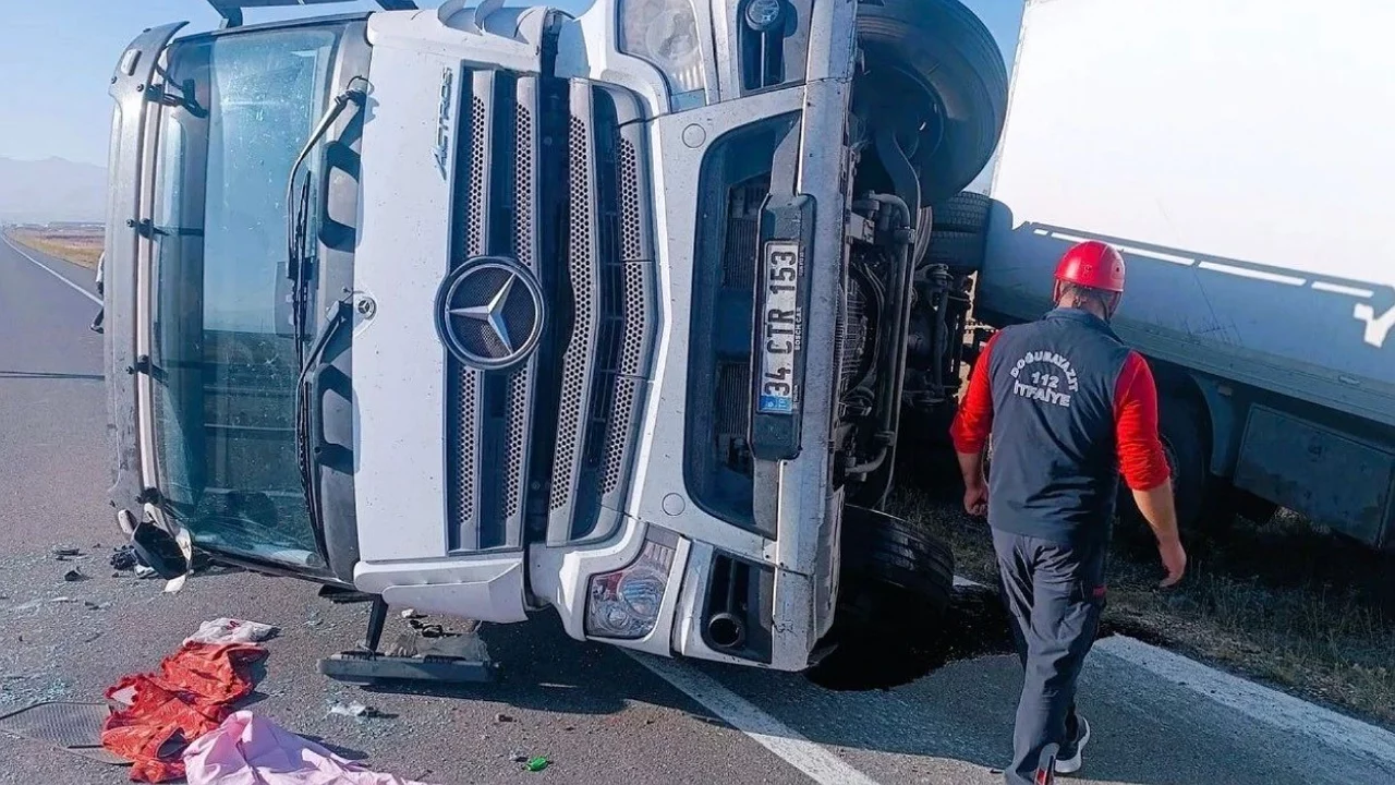 Eşeğe &ccedil;arpmamak i&ccedil;in manevra yapan kamyon yan yattı