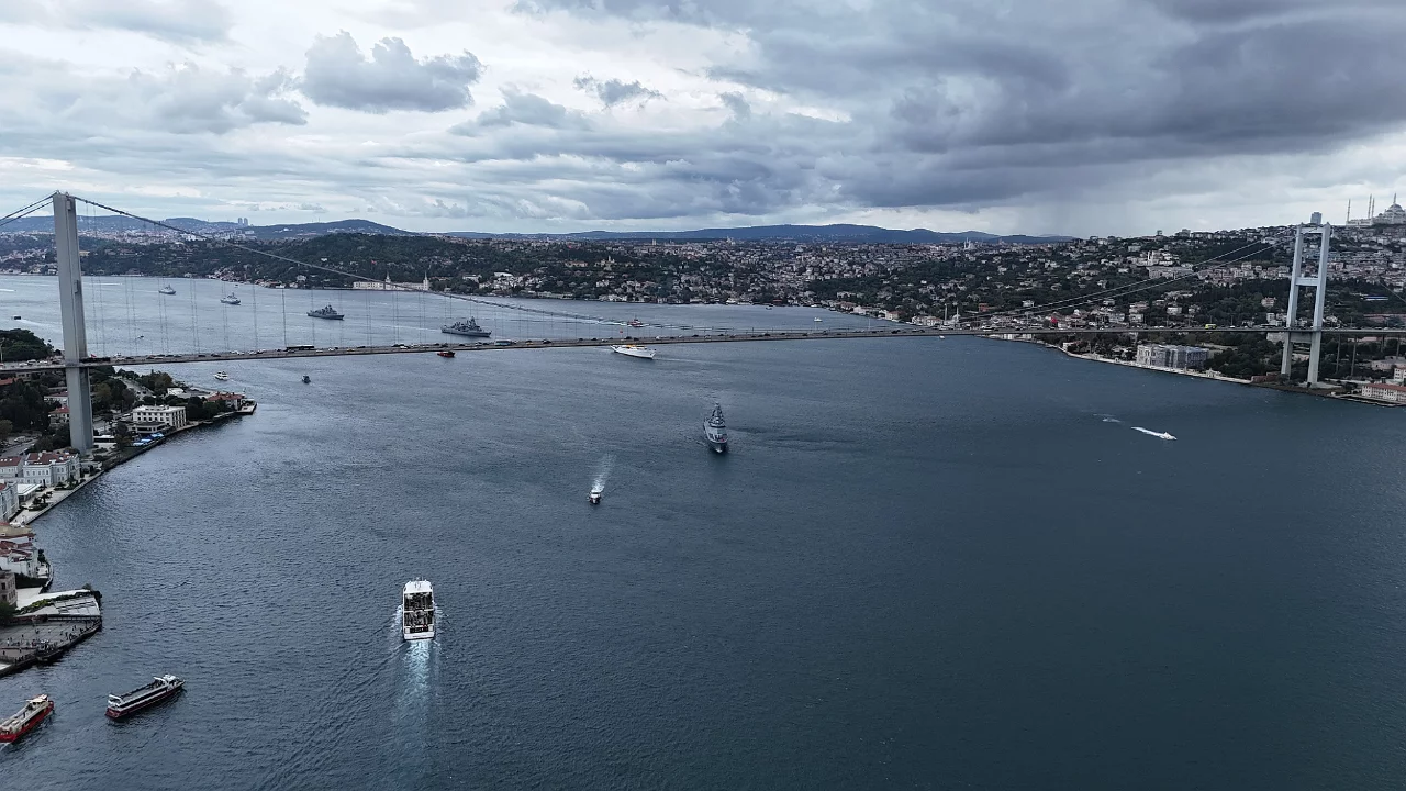 Deniz Kuvvetleri G&uuml;n&uuml;'nde 15 savaş gemisi İstanbul Boğazı'ndan ge&ccedil;ti