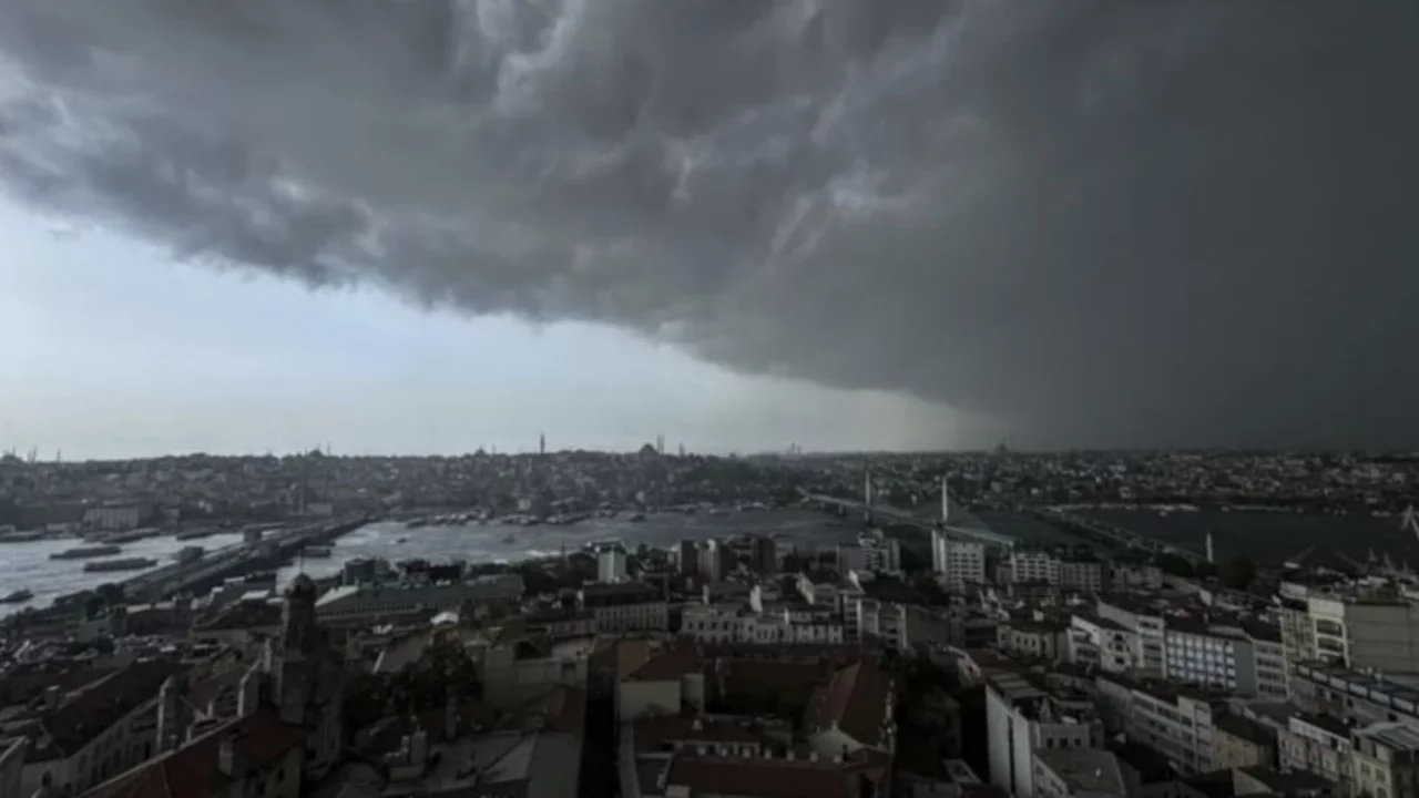 AKOM saat verdi: İstanbul'a kuvvetli yağış ve fırtına geliyor