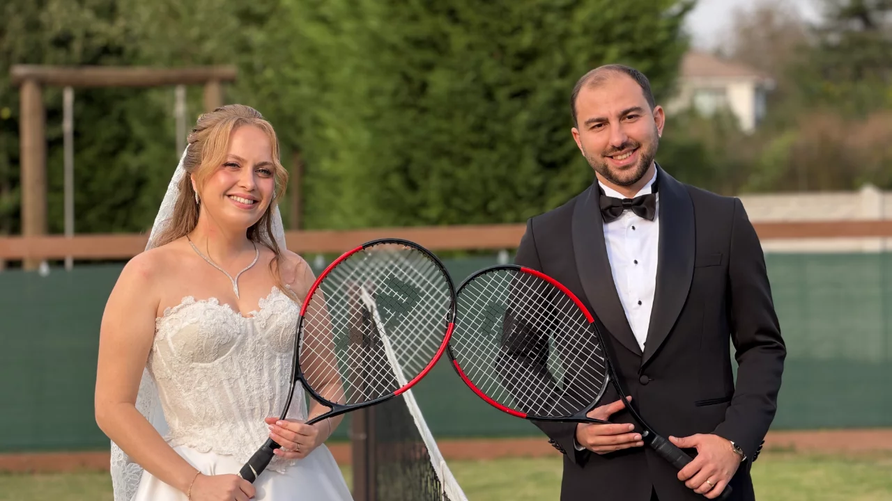 Tenis dersiyle tanışan &ccedil;ift, D&uuml;zce'deki kortta gelinlik ve damatlıkla poz verdi