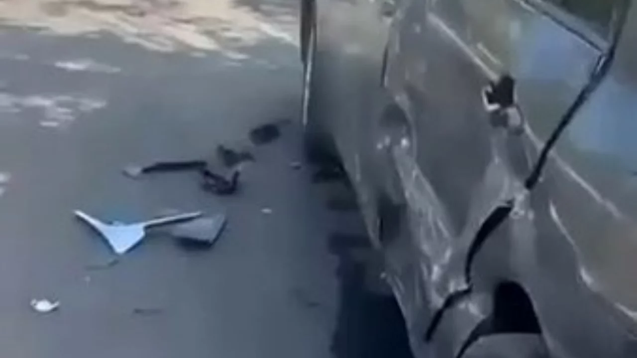 Diyarbakır'da seyir halindeki otomobil park halindeki 4 araca çarptı