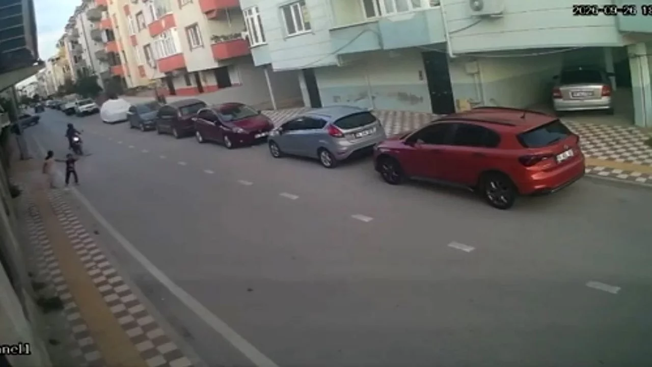 Bursa'da yola fırlayan &ccedil;ocuğa motosiklet &ccedil;arptı!