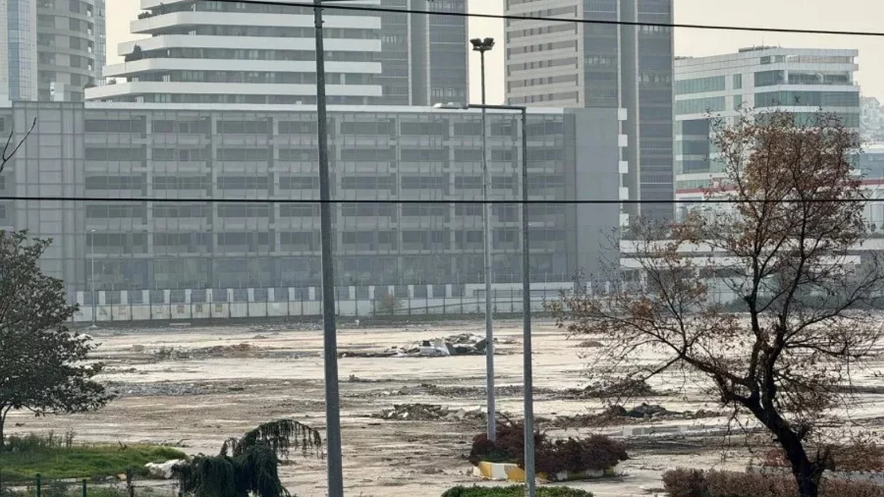 Bursa'da 100 bin metrekarelik Carrefour arazisi kime ge&ccedil;ti? İlgin&ccedil; şirketler zinciri ve milyarlık trafik...