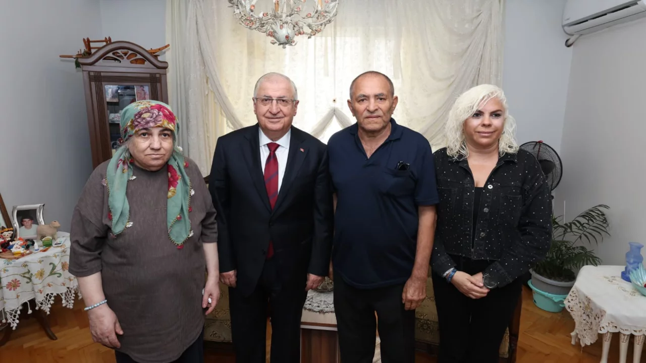 Milli Savunma Bakanı Yaşar G&uuml;ler'den şehit ailesine anlamlı ziyaret