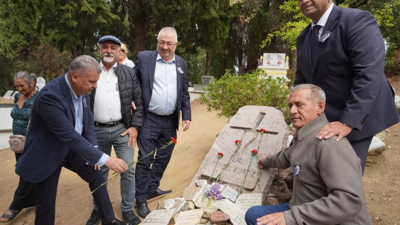Tuncel Kurtiz &ouml;l&uuml;m&uuml;n&uuml;n 13. yılında mezarı başında anıldı