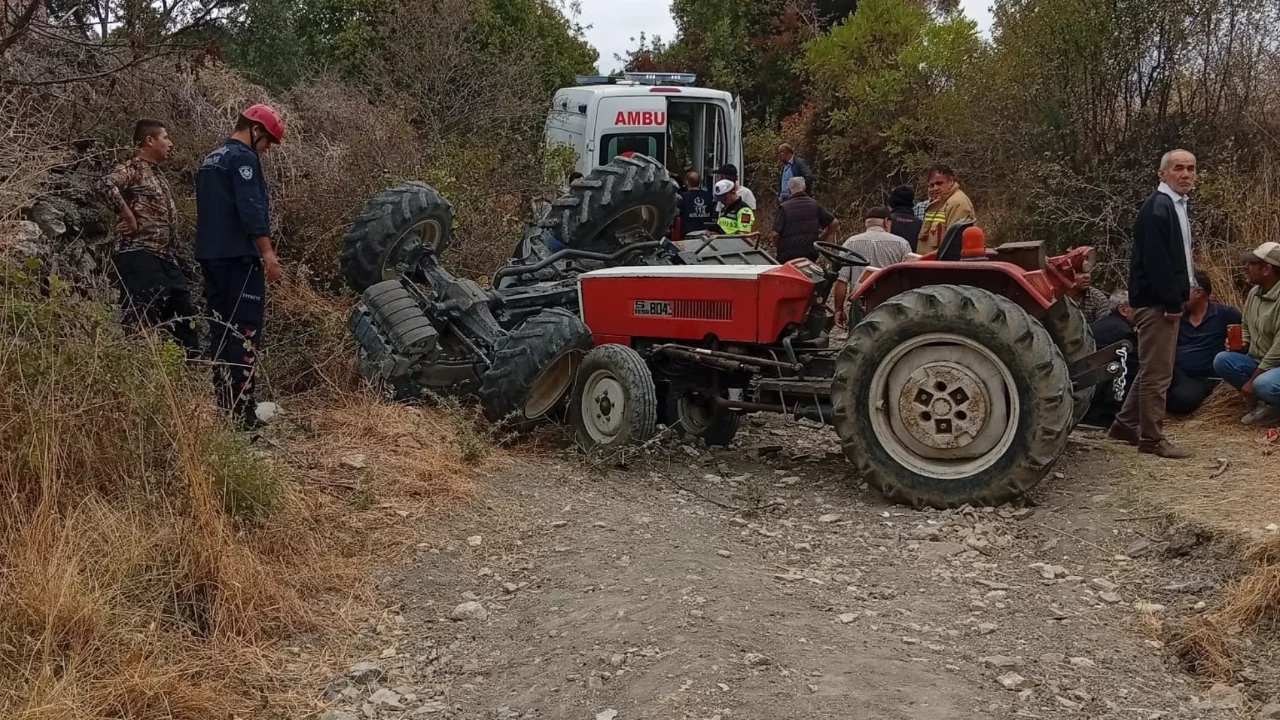 Tarla yolunda trakt&ouml;r dehşeti: Devrilen aracın altında kaldılar