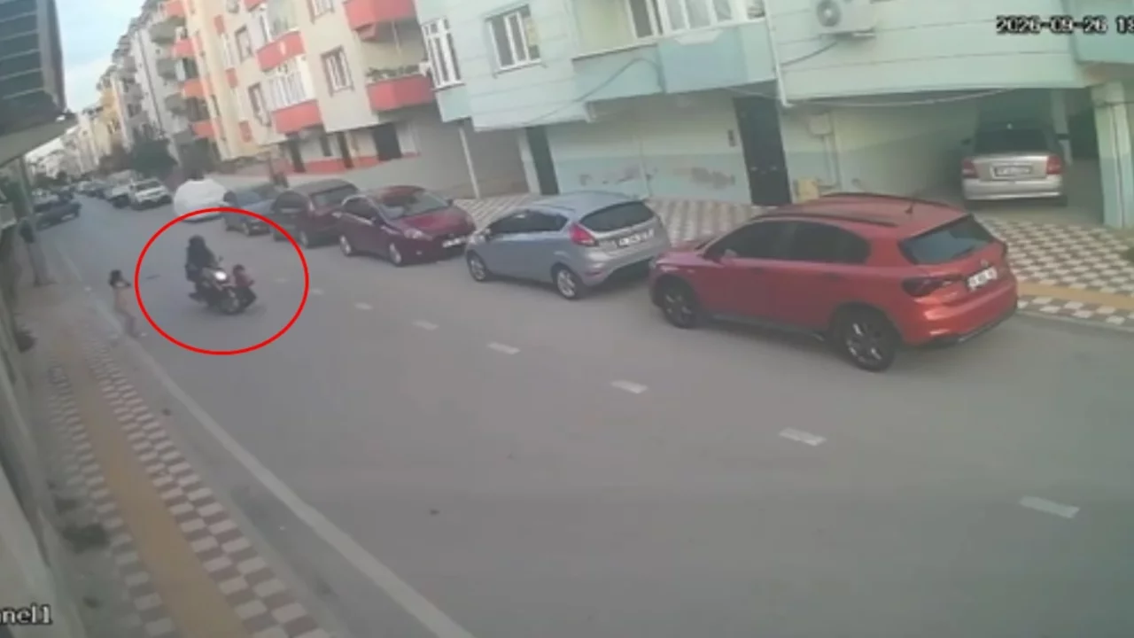 Bursa'da yürekleri ağza getiren kaza! 3 yaşındaki çocuğa motosiklet çarptı