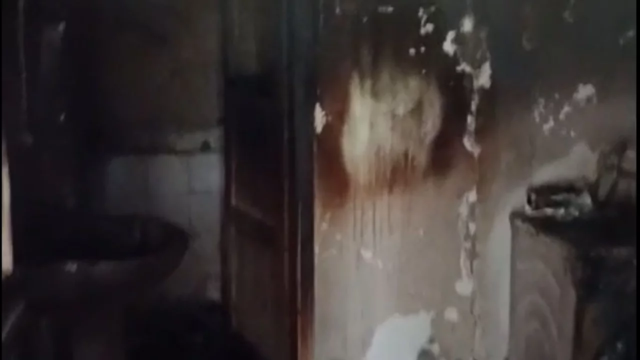 İki katlı ev alevlere teslim oldu: Baba ve kızı yangında can verdi...