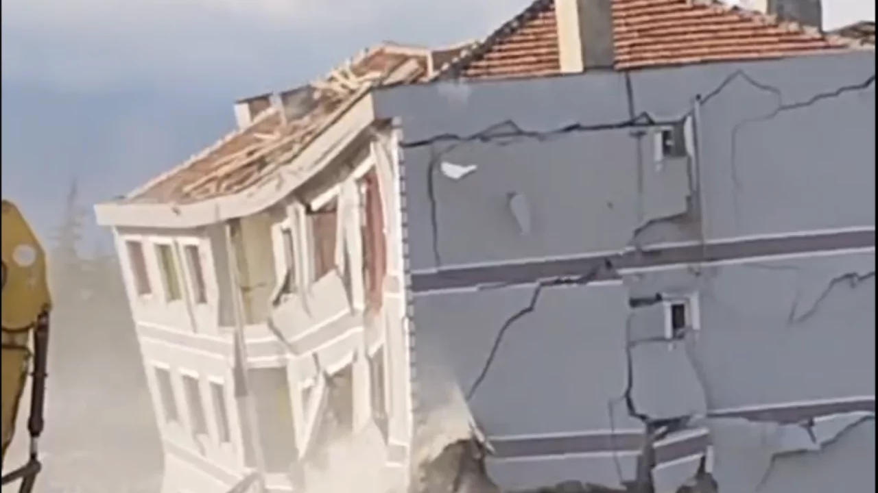 Bursa'da belediye 'Sonuna kadar izle' notuyla paylaştı! Bir dokunuşla kağıt gibi devrildi