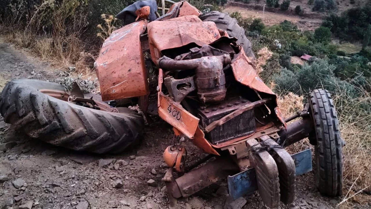 İzmir'de trakt&ouml;r devrildi: 1 kişi hayatını kaybetti...
