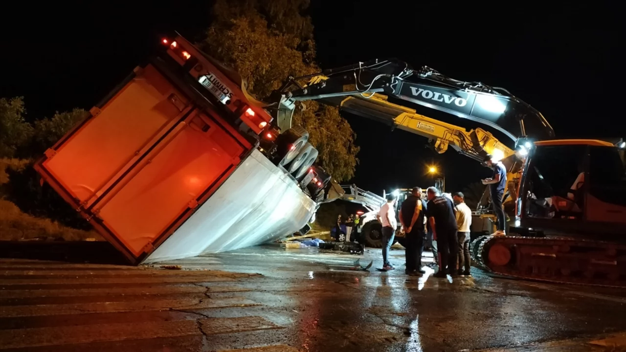 Akılalmaz kaza! Yol kenarında beklerken tırın altında kalarak can verdiler...