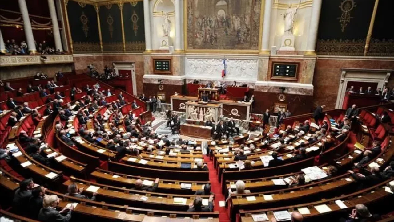 Fransa'da Senato se&ccedil;imleri: Merkez sağ &ccedil;oğunluğu korudu, aşırı sağ grup kuracak