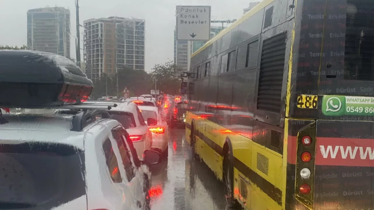 Sağanak Bursa'yı vurdu: Trafik kilitlendi, yollarda su birikintileri oluştu...