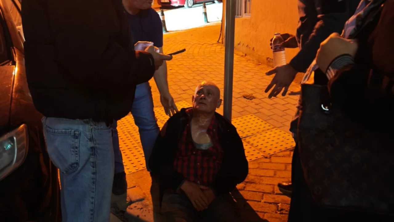 Bursa'da gece yarısı korkutan kaza! Kontrolden &ccedil;ıkan otomobil kaldırıma &ccedil;arptı..