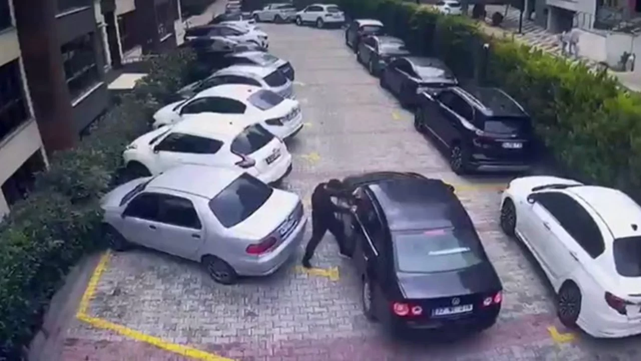 Beylikdüzü'nde sitede park yeri nedeniyle silahlı kavga çıktı, o anlar kamerada