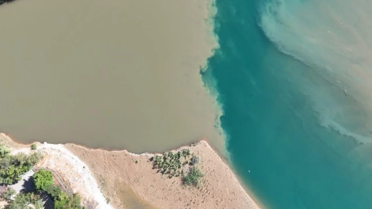 Sağanak sonrası iki nehir, iki farklı renge b&uuml;r&uuml;nd&uuml;