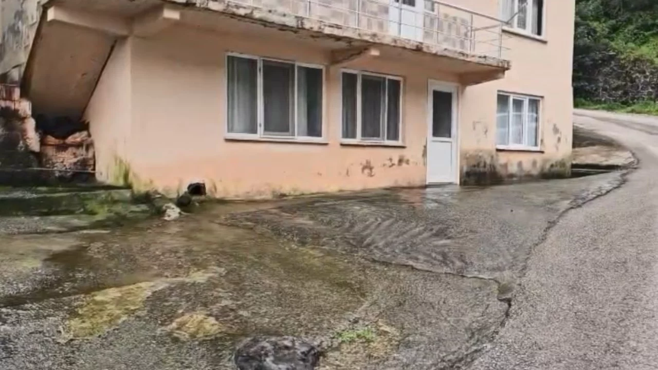 Her yağışta korkuyla bekliyorlar! 8 aydır evin altından su fışkırıyor