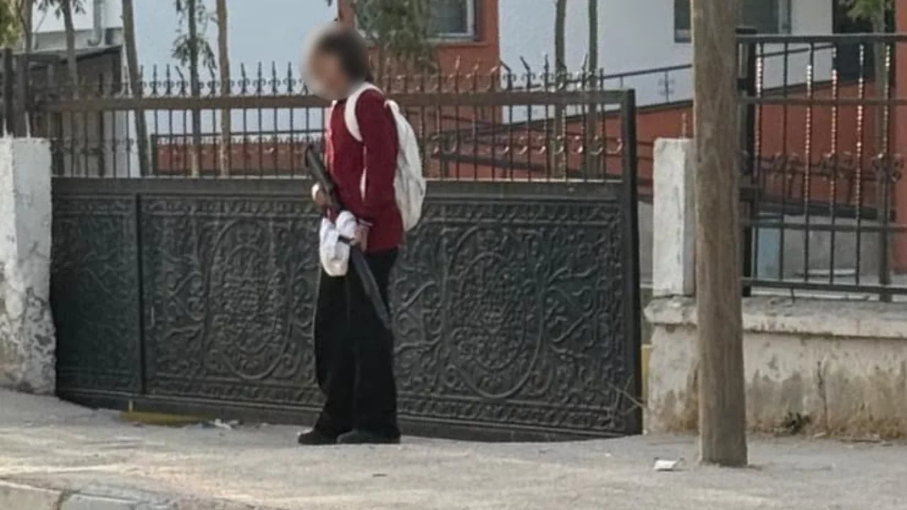 Elinde silahla okula gelen öğrenci böyle görüntülendi
