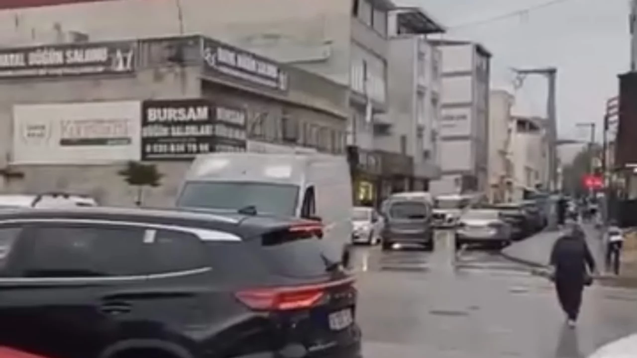 Bursa'da vatandaşlardan &ccedil;&ouml;z&uuml;m &ccedil;ağrısı! 'Trafik lambası koyulmalı...'