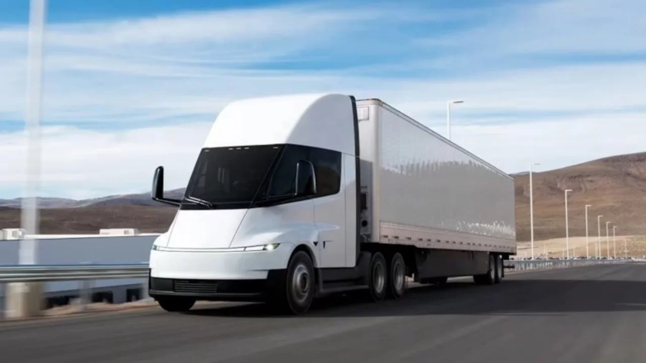 Tek şarjla 800 km: Tesla, elektrikli tırının ilk teslimatlarına başladı