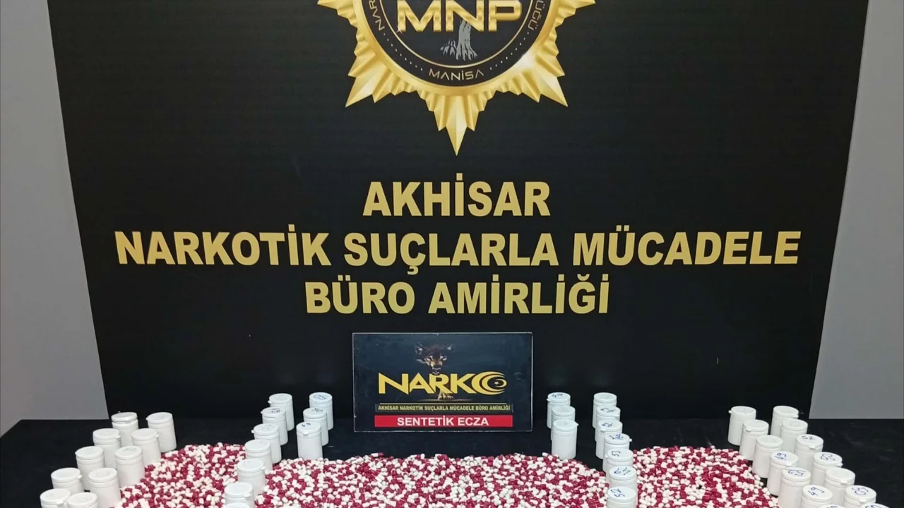 Otomobilden uyuşturucu haplar &ccedil;ıktı; s&uuml;r&uuml;c&uuml; tutuklandı