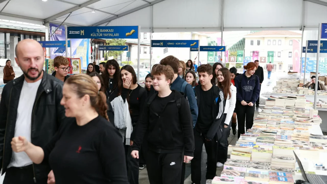 Osmangazi kitap g&uuml;nlerine &ouml;ğrencilerden yoğun ilgi