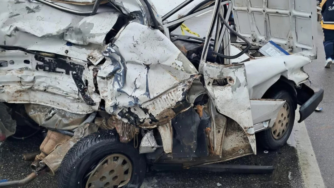 TIR, otomobile &ccedil;arptı; 2 &ouml;l&uuml;