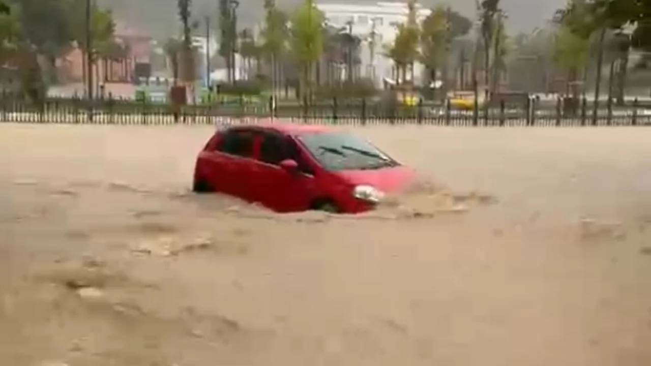 Sakarya'da sağanak alarmı: Heyelan dere yatağını kapattı, sel suları yerleşimlere yaklaştı