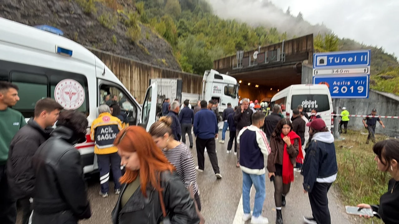 Tır ile yolcu minib&uuml;s&uuml; &ccedil;arpıştı! &Ouml;l&uuml; ve yaralılar var...