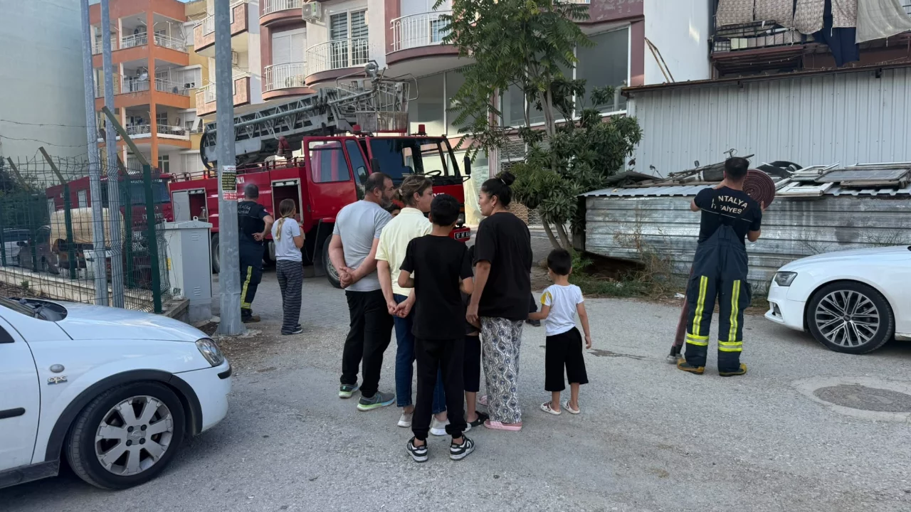 Antalya'da apartman balkonunda yangın paniği! Alevler daireye sıçramadan söndürüldü