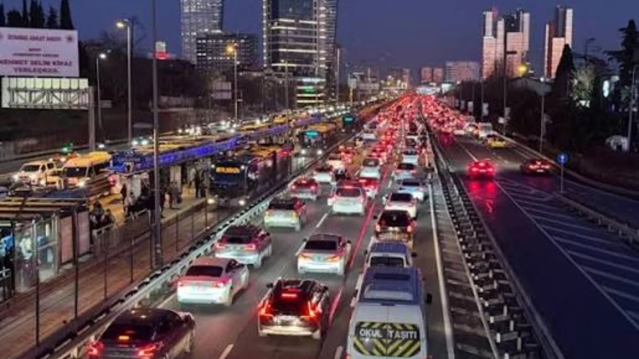 İstanbul'da akşam trafiği yağmurla birlikte kilitlendi! Yoğunluk yüzde 76'ya ulaştı