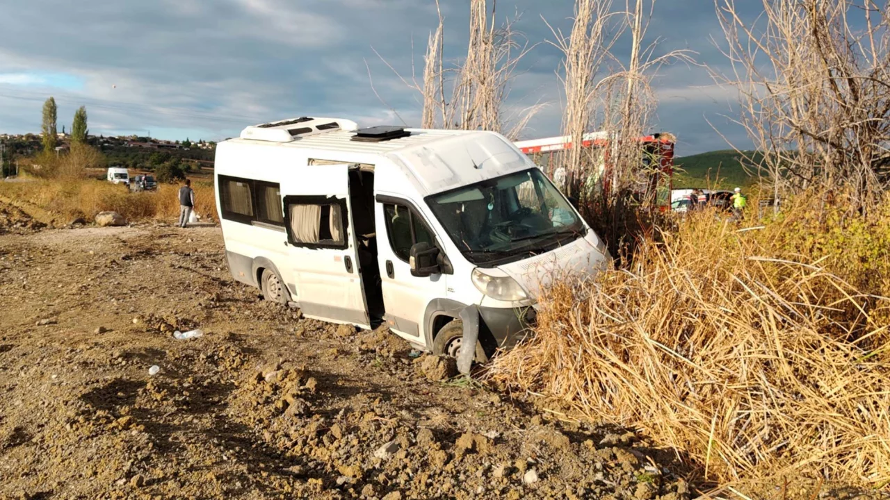 Balıkesir'de işçileri taşıyan servis minibüsü şarampole yuvarlandı: 13 yaralı