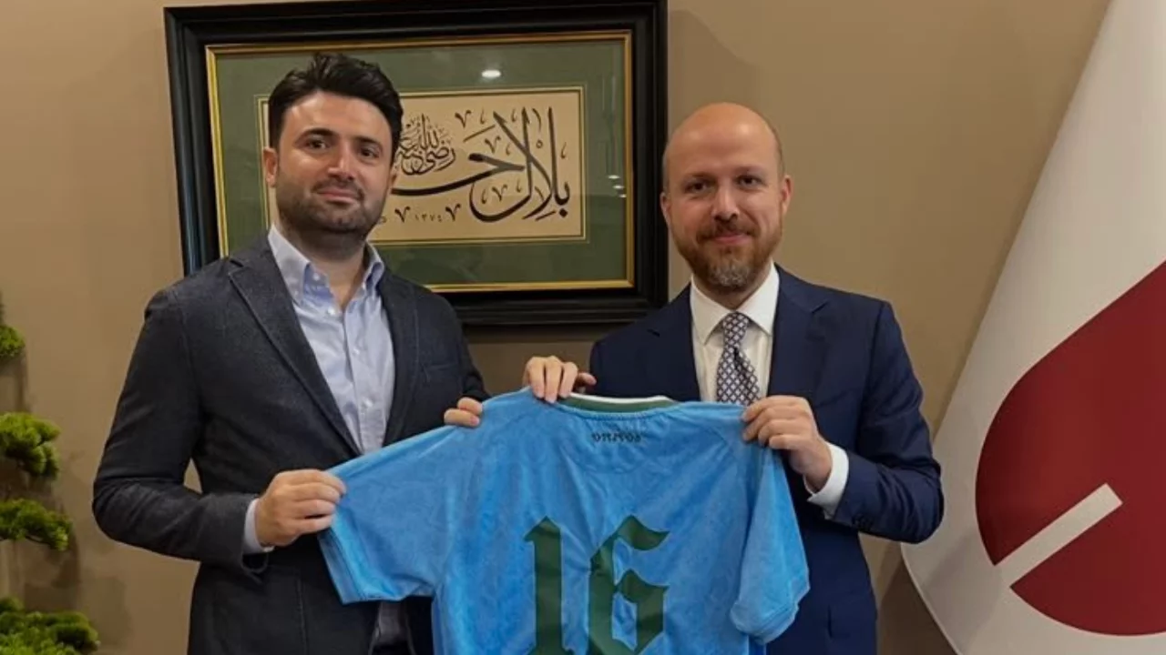 Bursaspor Başkanı Enes &Ccedil;elik'ten Bilal Erdoğan'a &ouml;zel forma