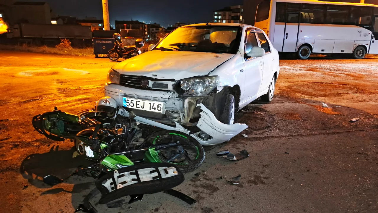 Samsun'da otomobil ile motosiklet &ccedil;arpıştı: Ehliyetsiz s&uuml;r&uuml;c&uuml;ye ve babasına 80 bin lira ceza