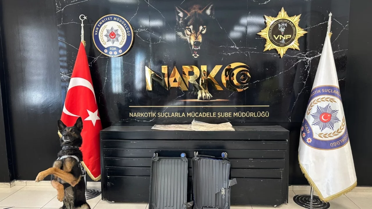 Van Havalimanı'nda şüpheli hareketlilik! Valizinden 2 kilo 100 gram uyuşturucu çıktı