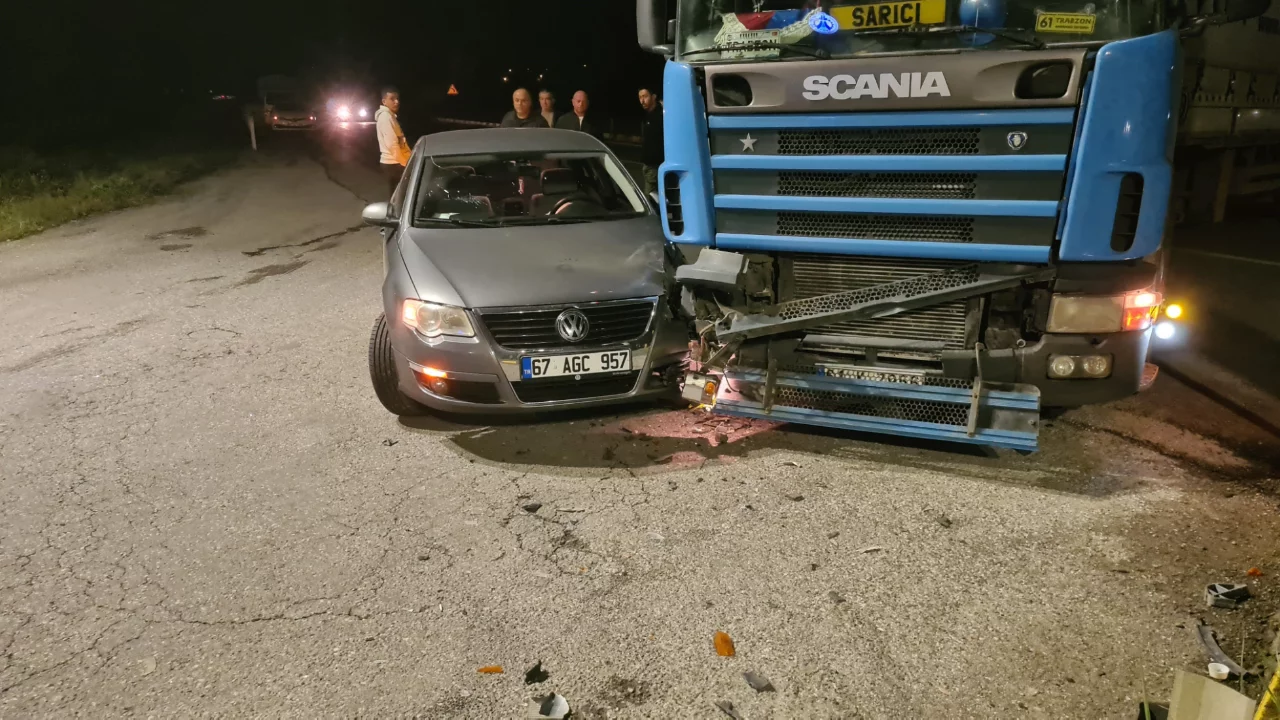 Zonguldak'ta kavşakta tır ile otomobil &ccedil;arpıştı: Yol bir s&uuml;re trafiğe kapandı