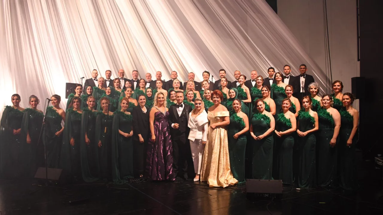 Zeki M&uuml;ren'in 30. yılında Bursa'da duygu dolu gece! N&uuml;khet Duru s&uuml;rpriziyle unutulmaz konser