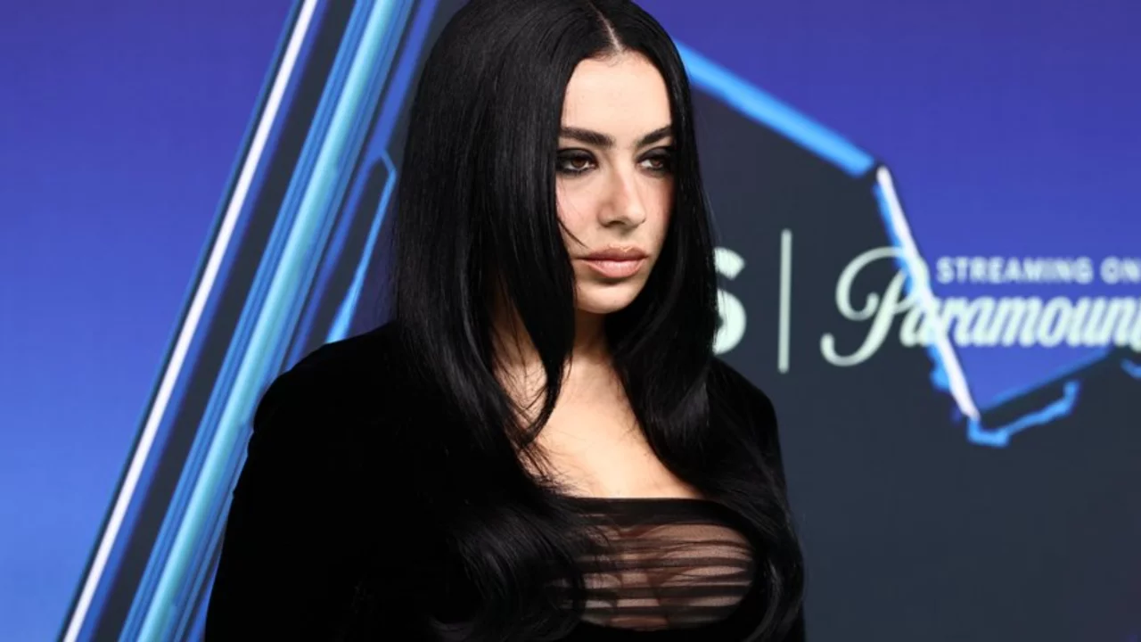 Charli XCX Kırmızı Halıda Frikik Şoku! Poz Verirken Kıyafeti...