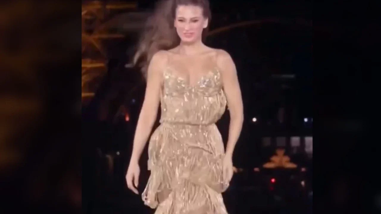 Serenay Sarıkaya Paris Moda Haftası'nda podyumu salladı! &Uuml;nl&uuml; oyuncu t&uuml;m g&ouml;zleri &uuml;zerine &ccedil;ekti