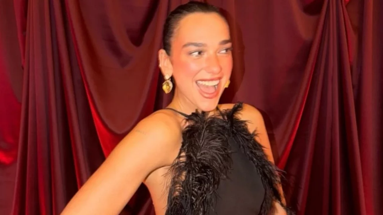 Dua Lipa d&uuml;ğ&uuml;nde coştu! Başında bardakla Arnavut dansı yaptığı anlar g&uuml;ndem oldu