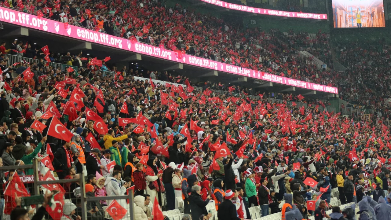 Bursa'da milli gecenin kazananı, yağışa rağmen stadı dolduran taraftar oldu!
