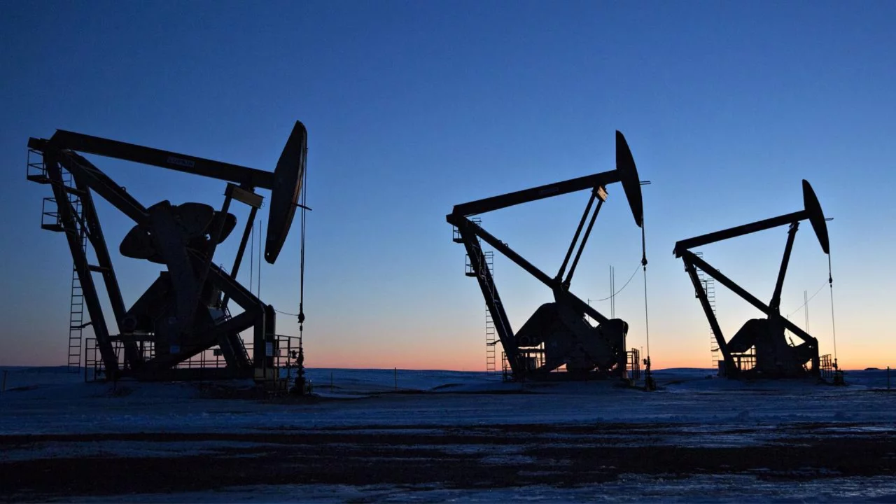 Brent petrol&uuml;n varili 99,39 dolardan işlem g&ouml;r&uuml;yor